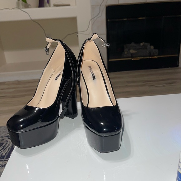 Fashion Nova Patent Leather Platform Heels. - Picture 3 of 4